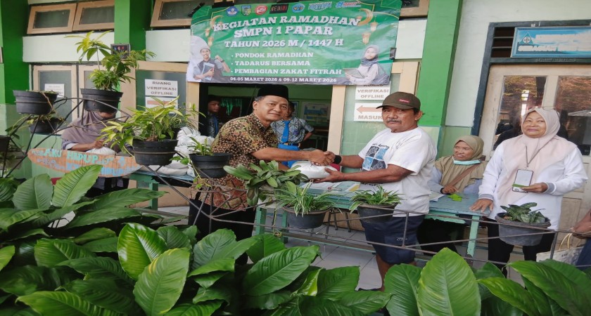 Berbagi Berkah Ramadan: SMPN 1 Papar Salurkan Zakat untuk Warga Sekitar